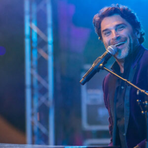 Xander de Buisonjé live op het podium, boeken via Artiestenbureau.nl